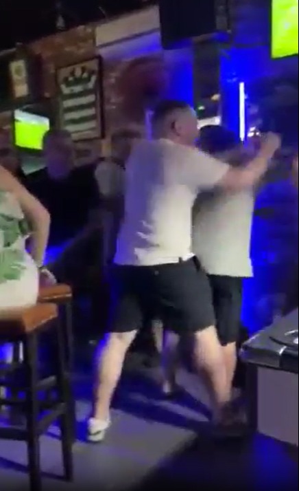 Brytyjczyk w bijatyce w Wietnamie uderzył swoją matkę: wideo skandalu