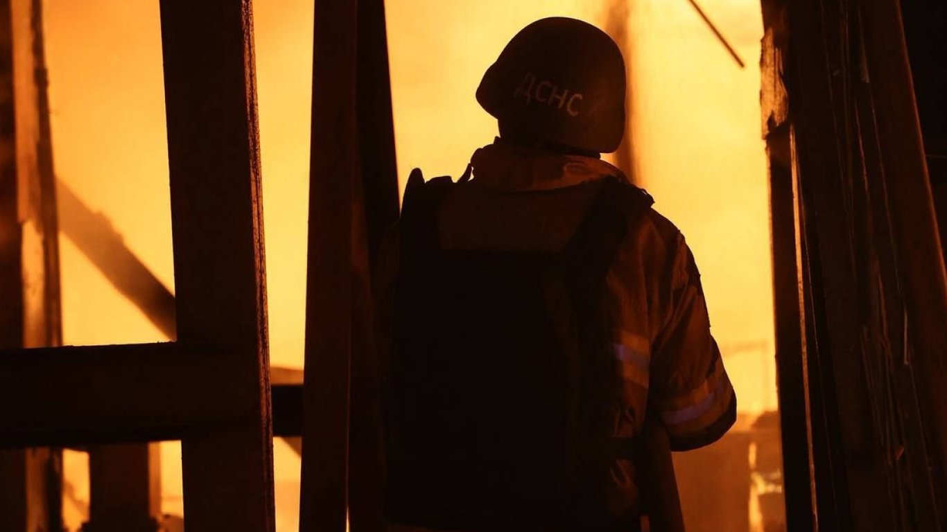 Російський дрон влучив у 14-поверхівку