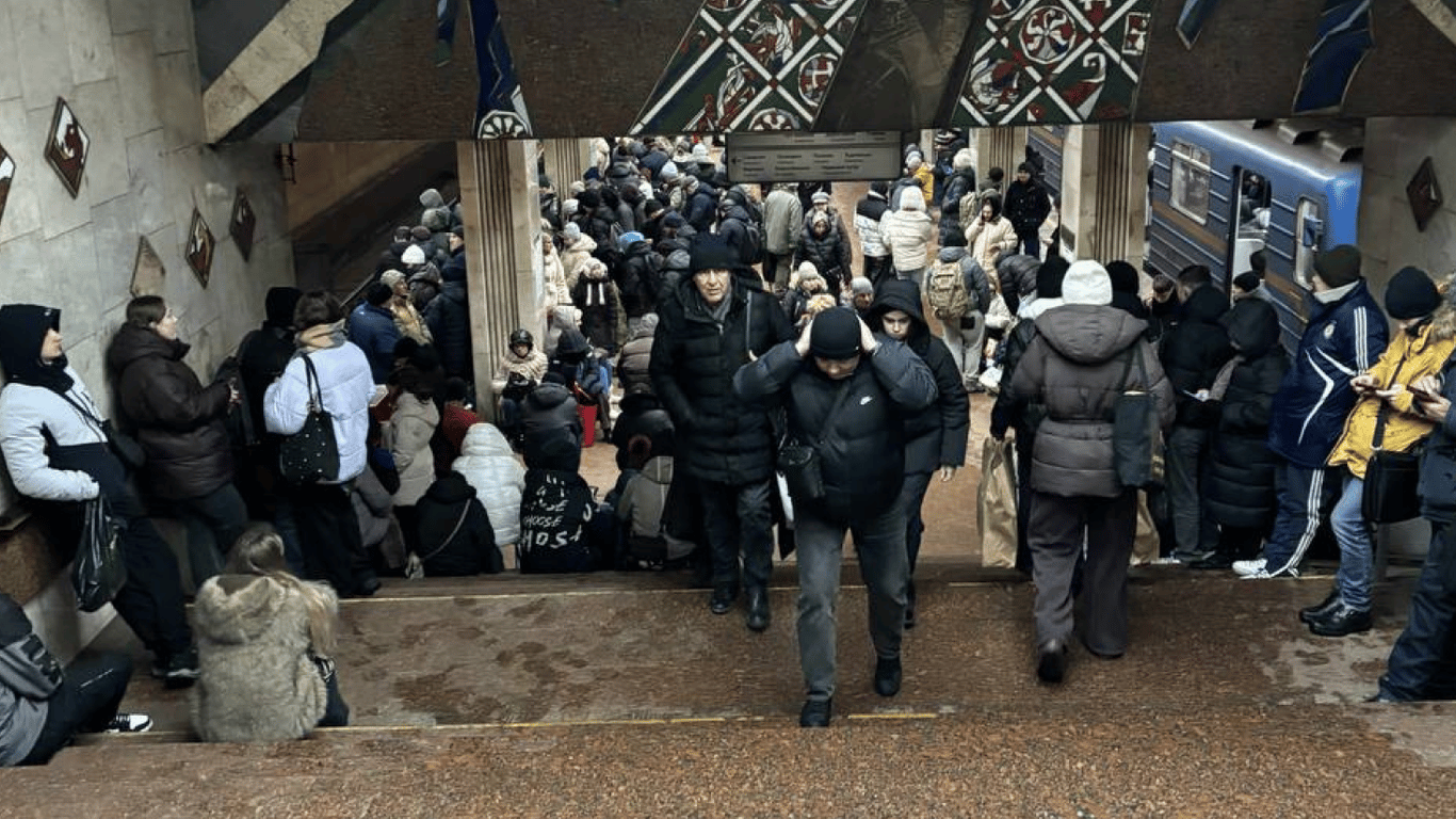 Люди в метро во время воздушной тревоги