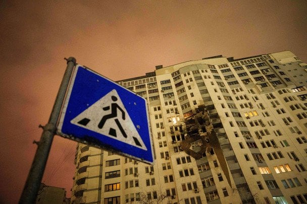 Жители поврежденного дома в Киеве
