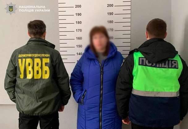 Сурогатна мати з дитиною за кордоном