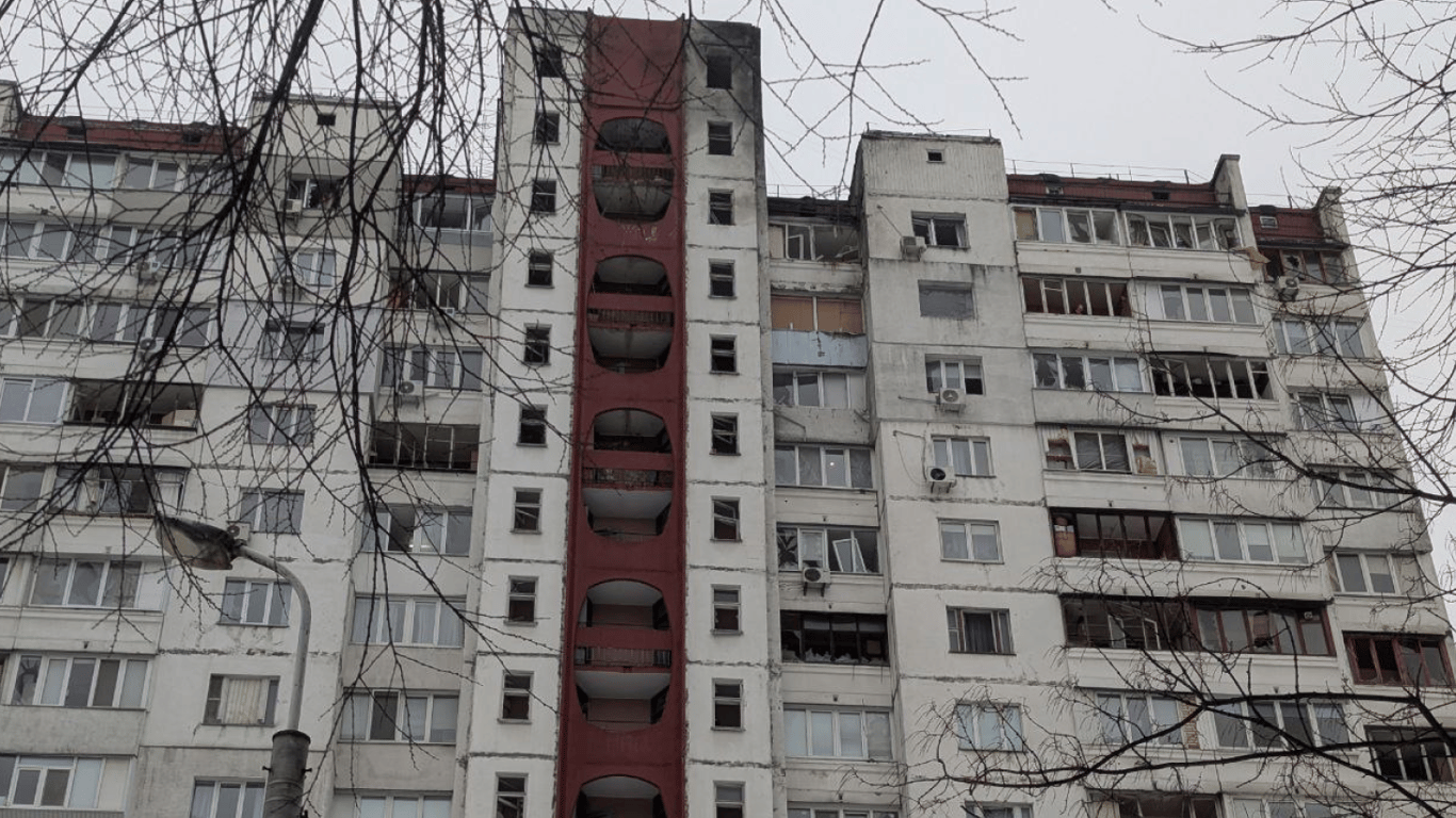 Киев подвергся баллистическому удару: ракеты повредили жилой дом, есть пострадавшие
