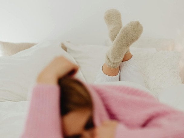 Zimne nogi w nocy: prosty sposób na szybkie zaśnięcie i poprawę snu