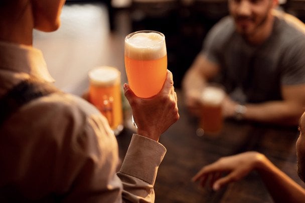 Alkohol i cywilizacja: jak alkohol stworzył społeczeństwo i dlaczego się go wyrzekamy