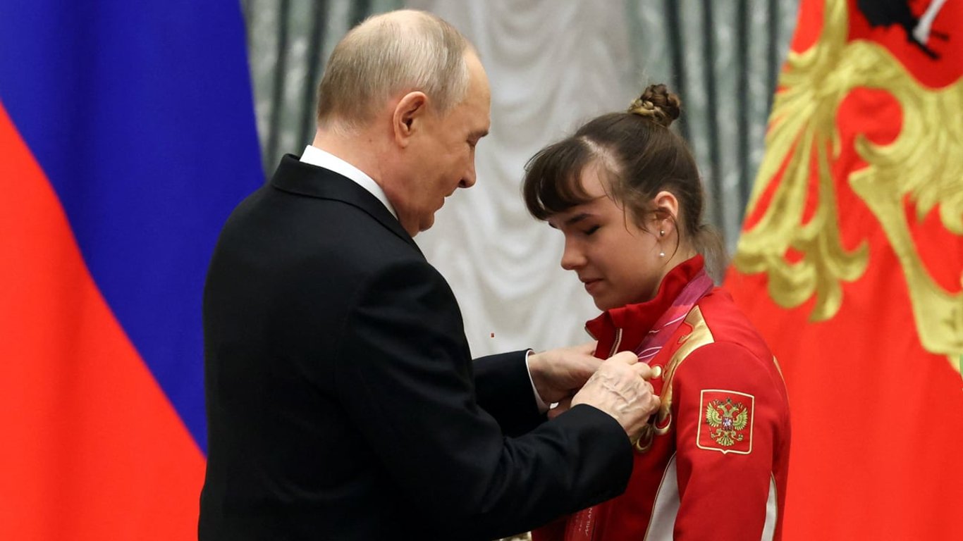 Путин наградил паралимпийцев после возвращения