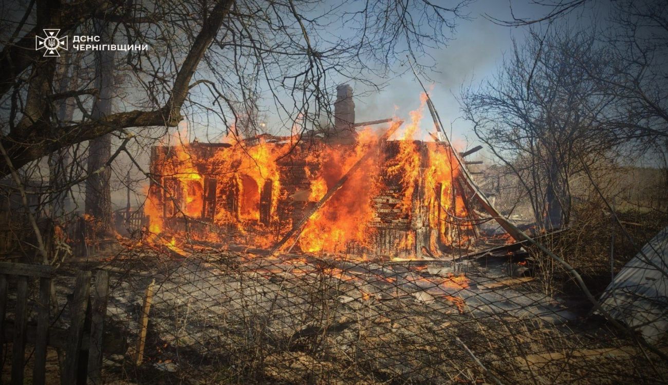 Згорілий будинок після атаки дрона