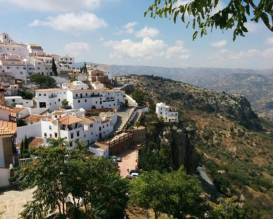 Sie erhalten Übernachtung und gutes Essen: Was Touristen in das winzige spanische Städtchen Comares zieht