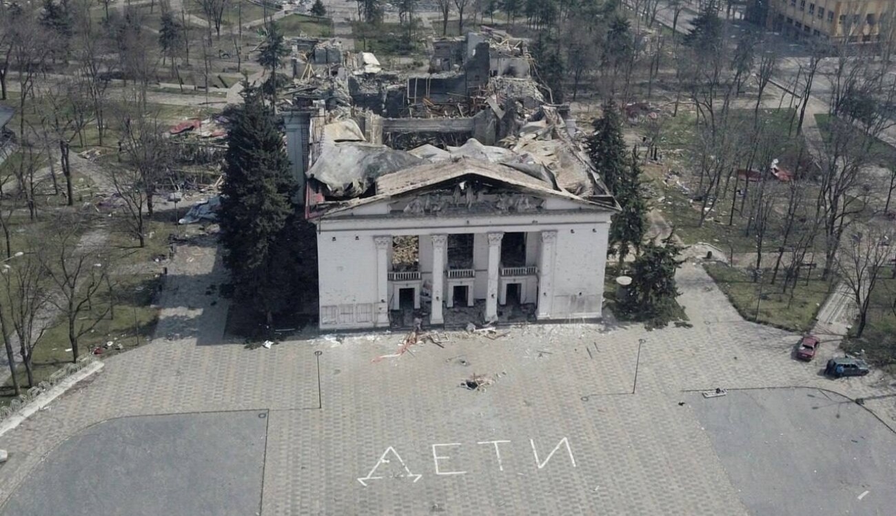 Авіабомба зруйнувала театр у Маріуполі