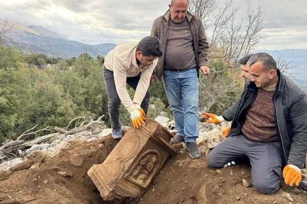 Турецький пастух випадково знайшов давньоримську стелу: як її рятували археологи