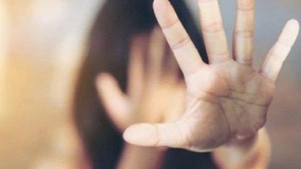 У Києві поліція розслідує побиття дівчини у шкільному коридорі: що відомо