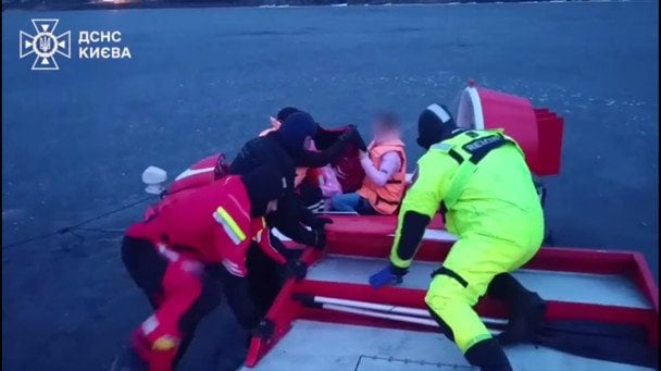 Рятувальники знімають жінку з дитиною з крижини