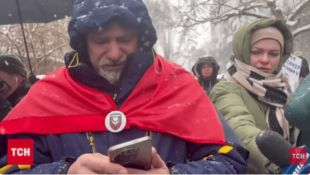 Батько зустрічає сина з полону