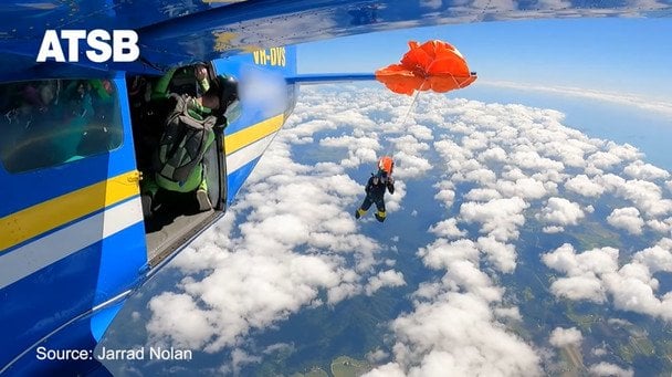 Парашютист выжил под самолётом