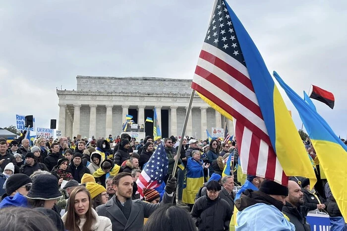 W Waszyngtonie odbywa się duża demonstracja na rzecz Ukrainy (zdjęcia)