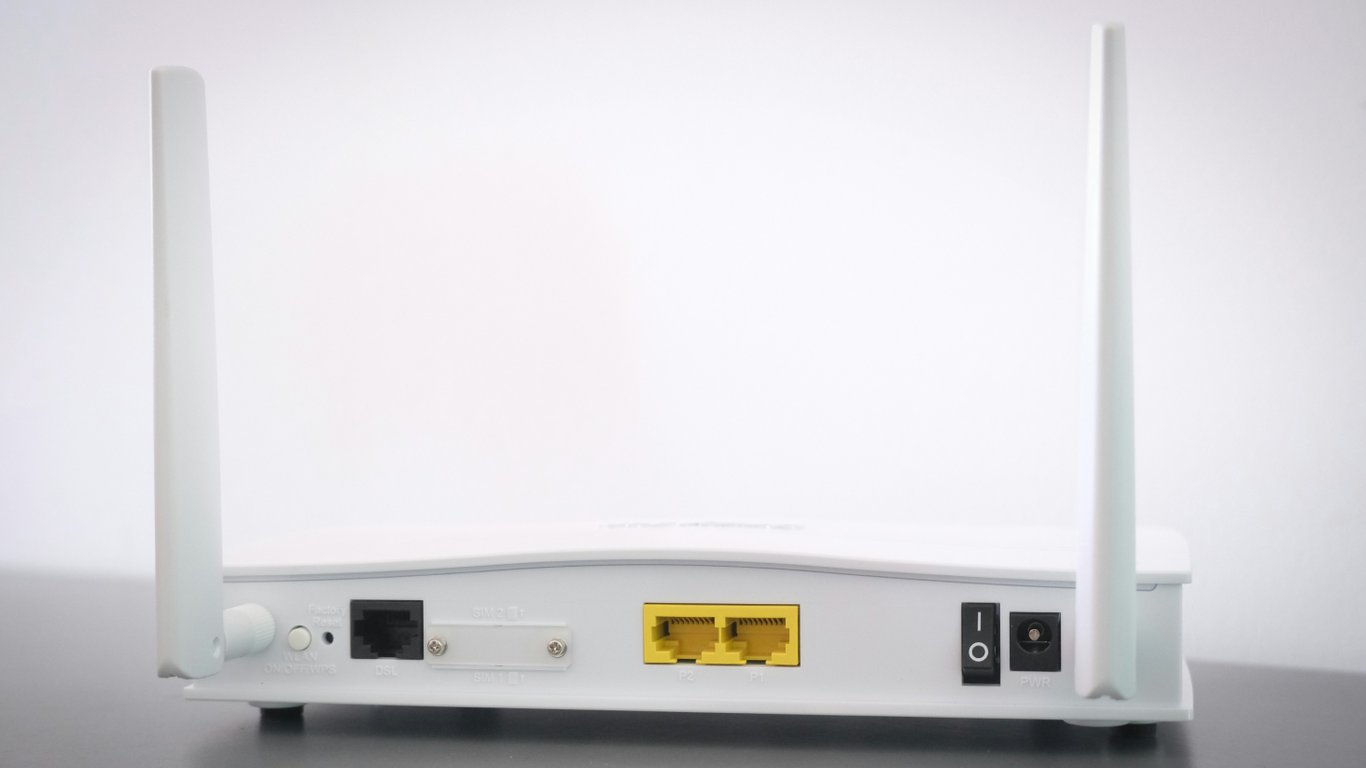 Wi-Fi роутер на столе с индикаторами