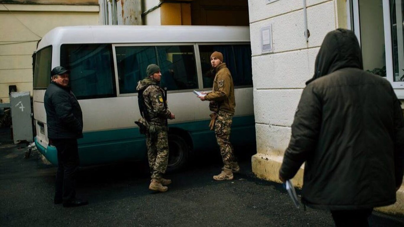 Чоловік протестує біля ТЦК