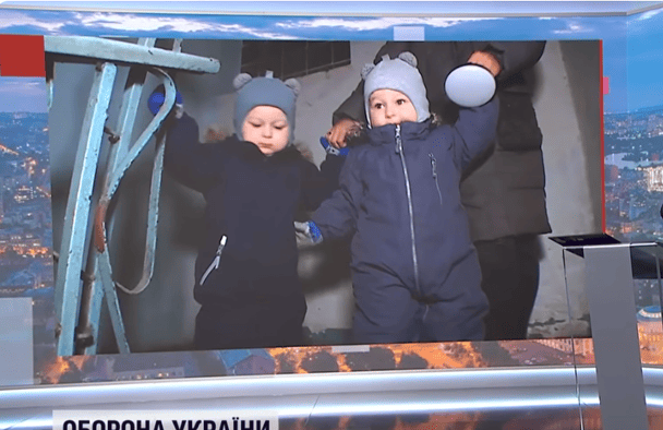 Київські близнюки на сходах