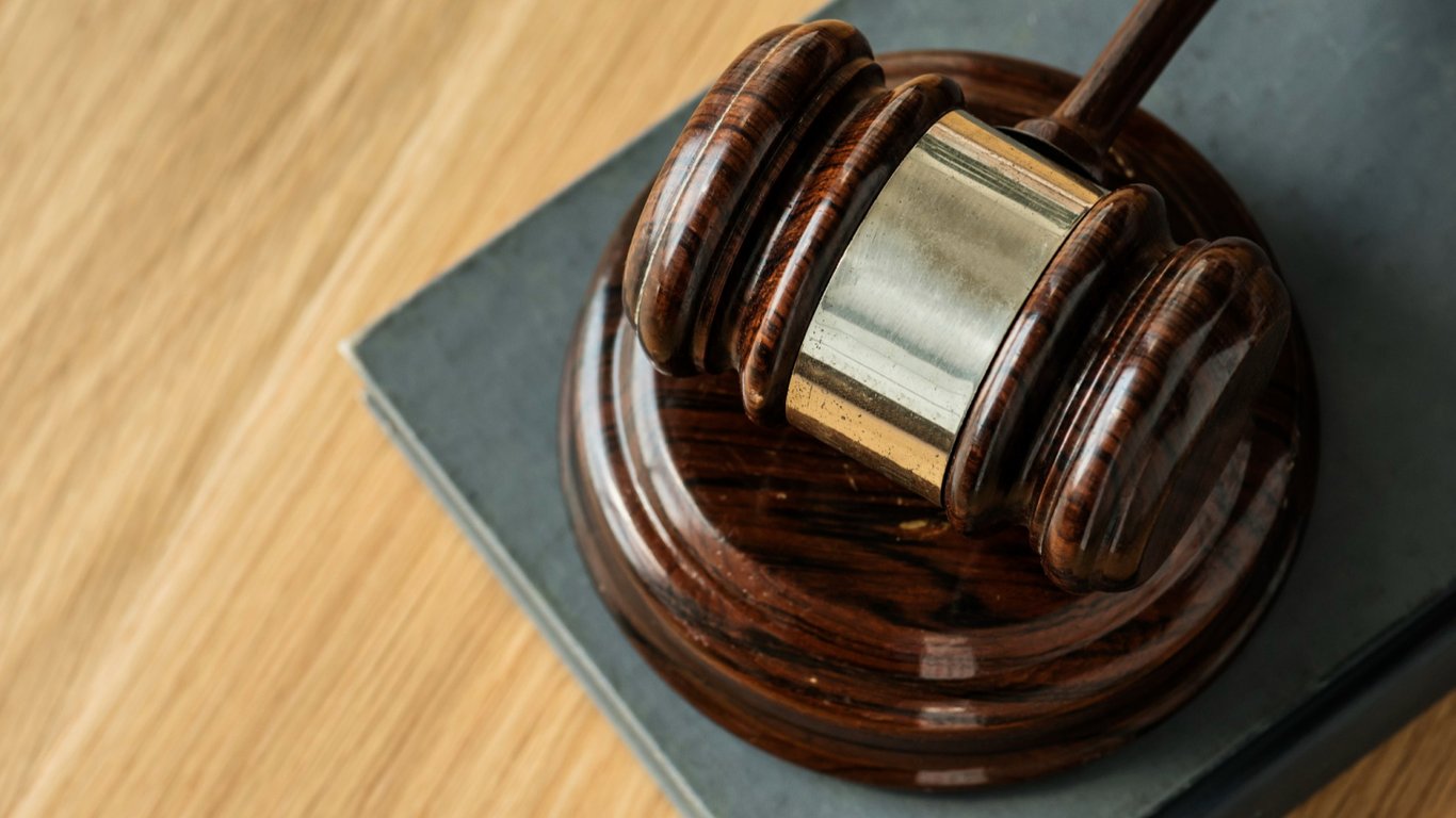 Жінка у метро з поліцією