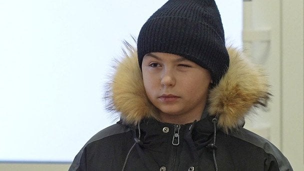 Ученик с поврежденным глазом в классе