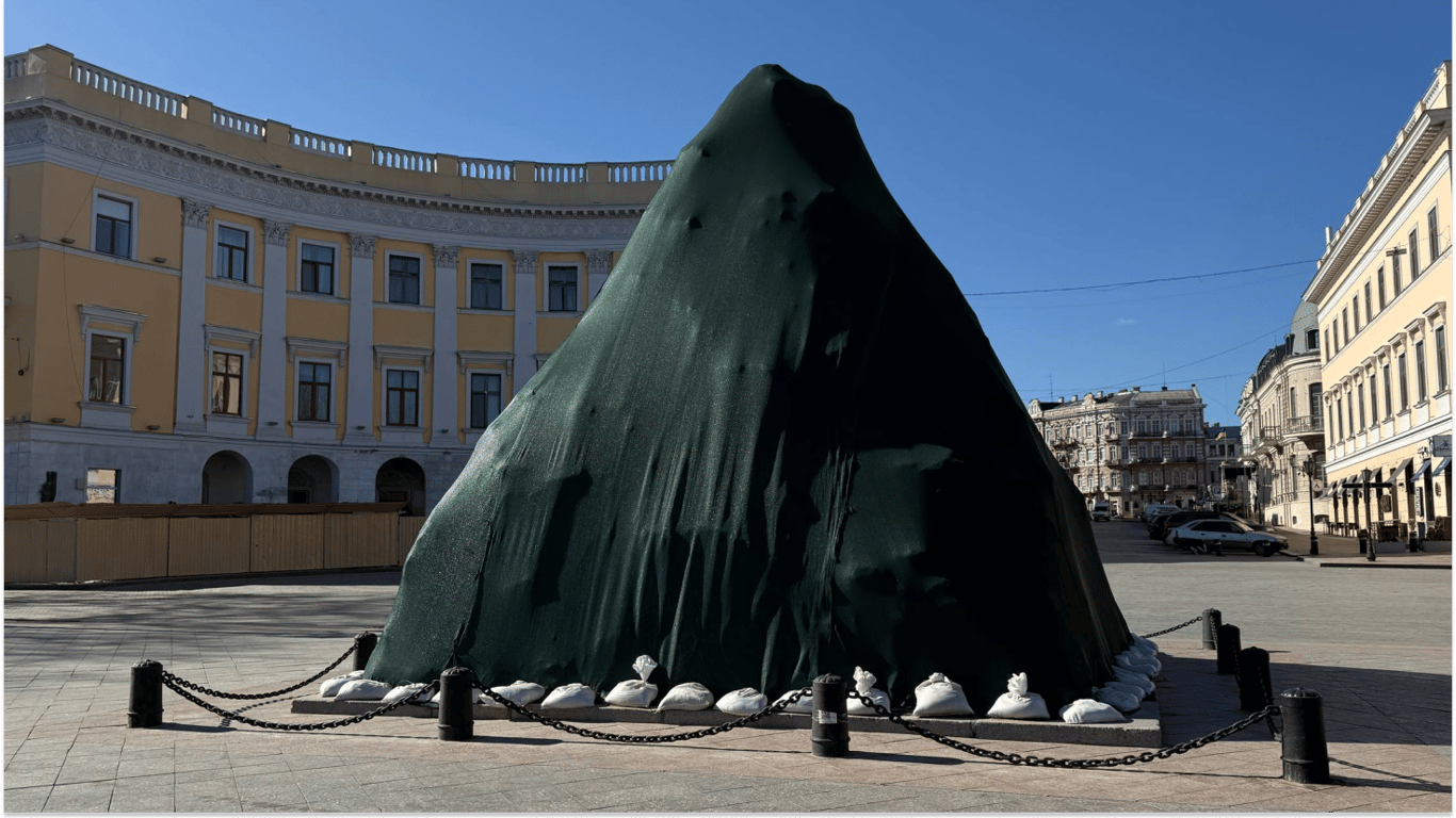 Ochrona przed atakami zagraża pomnikowi. Wilgoć w workach niszczy odeskiego Richelieu