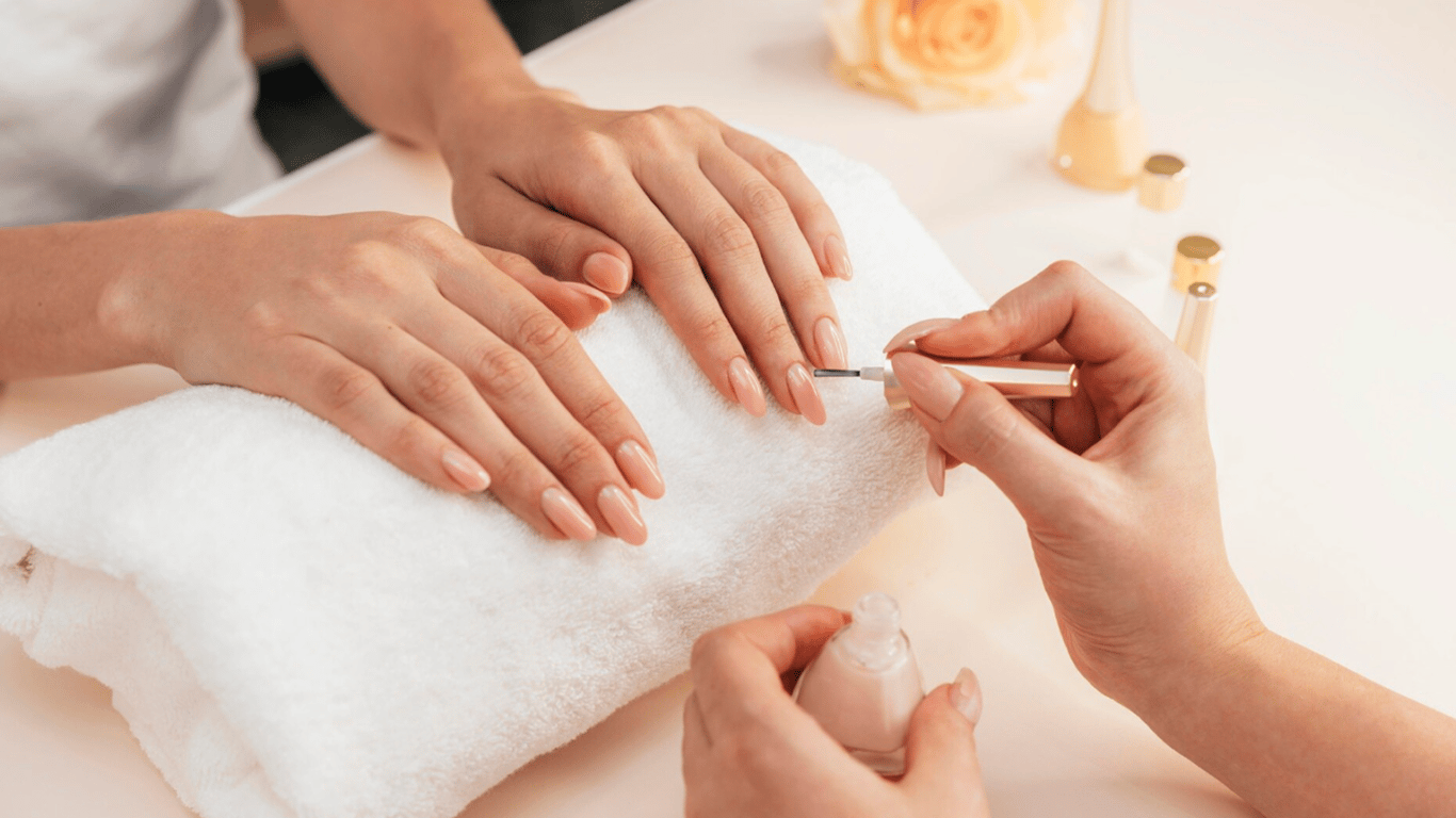 Charakter na paznokciach: co styl manicure w 2026 roku mówi o tobie?