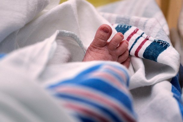 Test DNA przyniósł szok: mężczyzna odkrył, że nie jest ojcem biologicznym swojego dziecka
