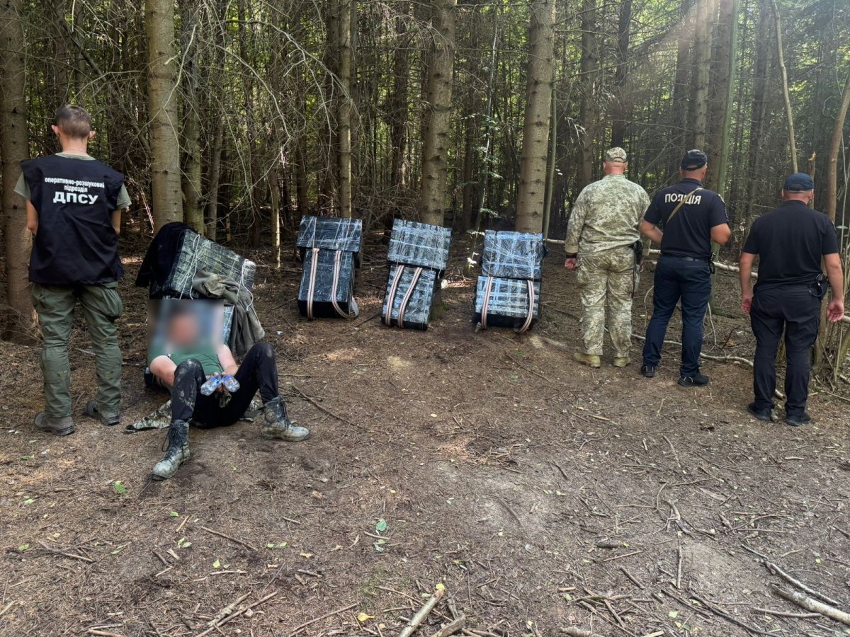 На кордоні з Румунією затримали контрабандистів з сигаретами на 115 тисяч гривень