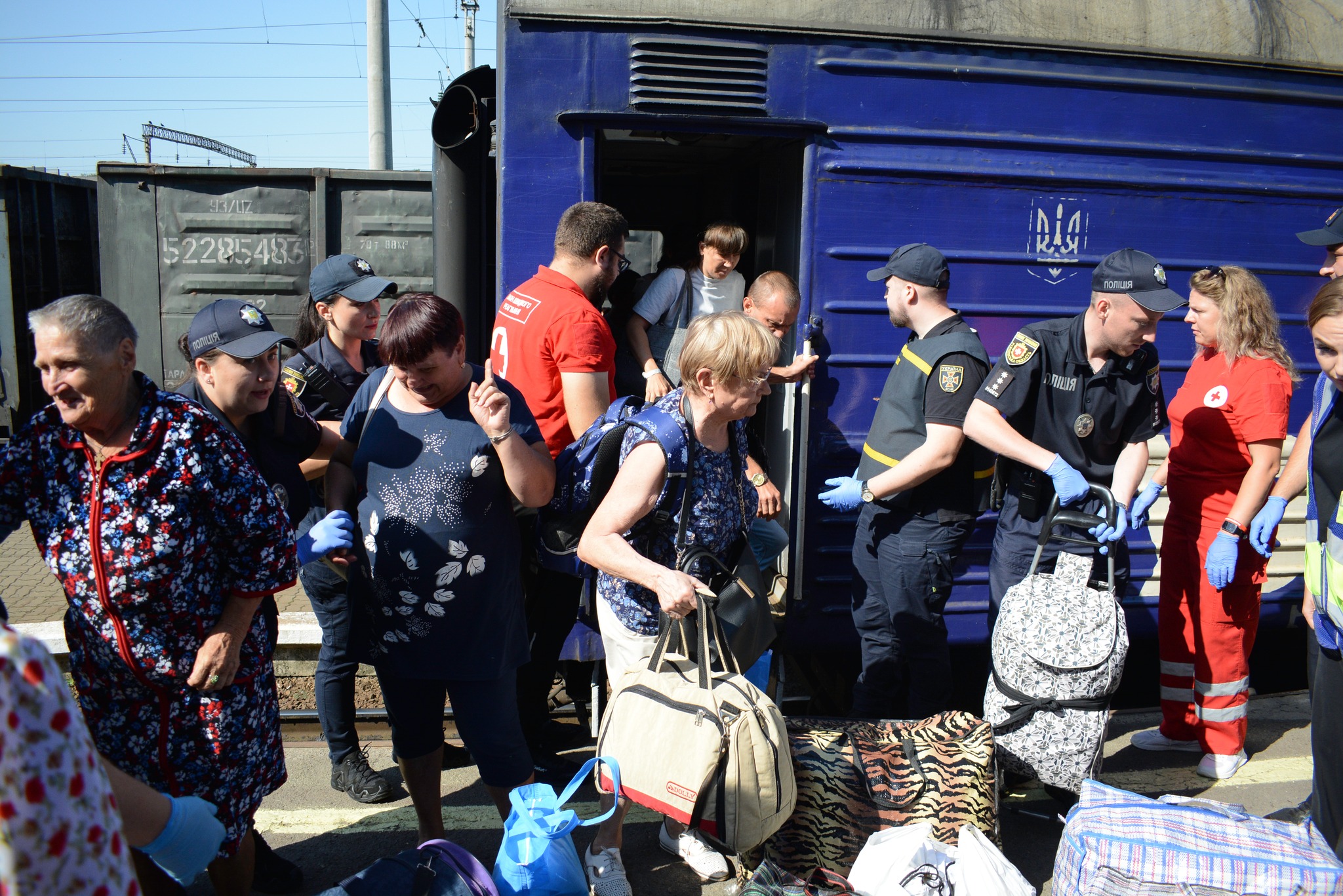 Дев’ятий евакуаційний потяг прибув на Рівненщину: як зустрічають переселенців