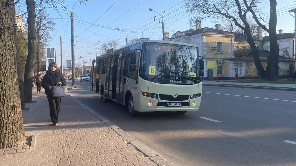 W Równem od 1 października przejazd w autobusach będzie kosztował 18 hrywien: szczegóły decyzji