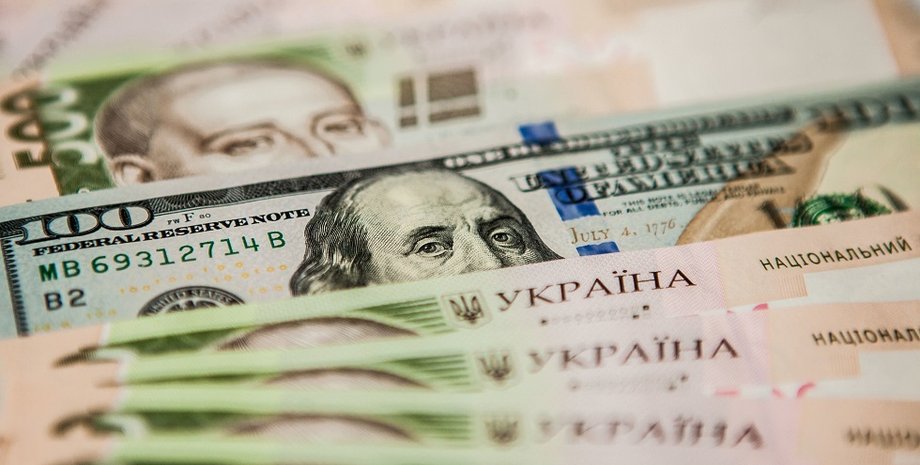Долар вперше наблизився до 42 гривень: що чекати далі
