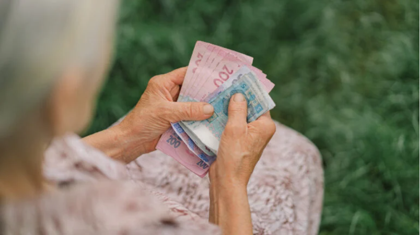 Середня пенсія в Україні зросла до 6437 гривень: нові дані ПФУ