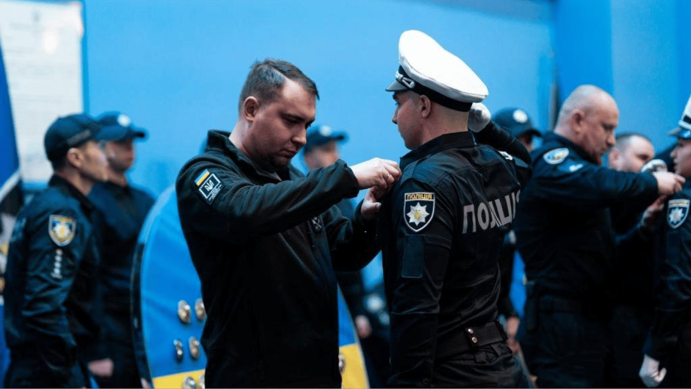 Кирило Буданов вручає відзнаки випускникам