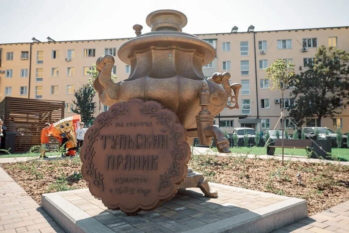 Оккупанты уничтожают украинские памятники в Мариуполе: город русифицируют