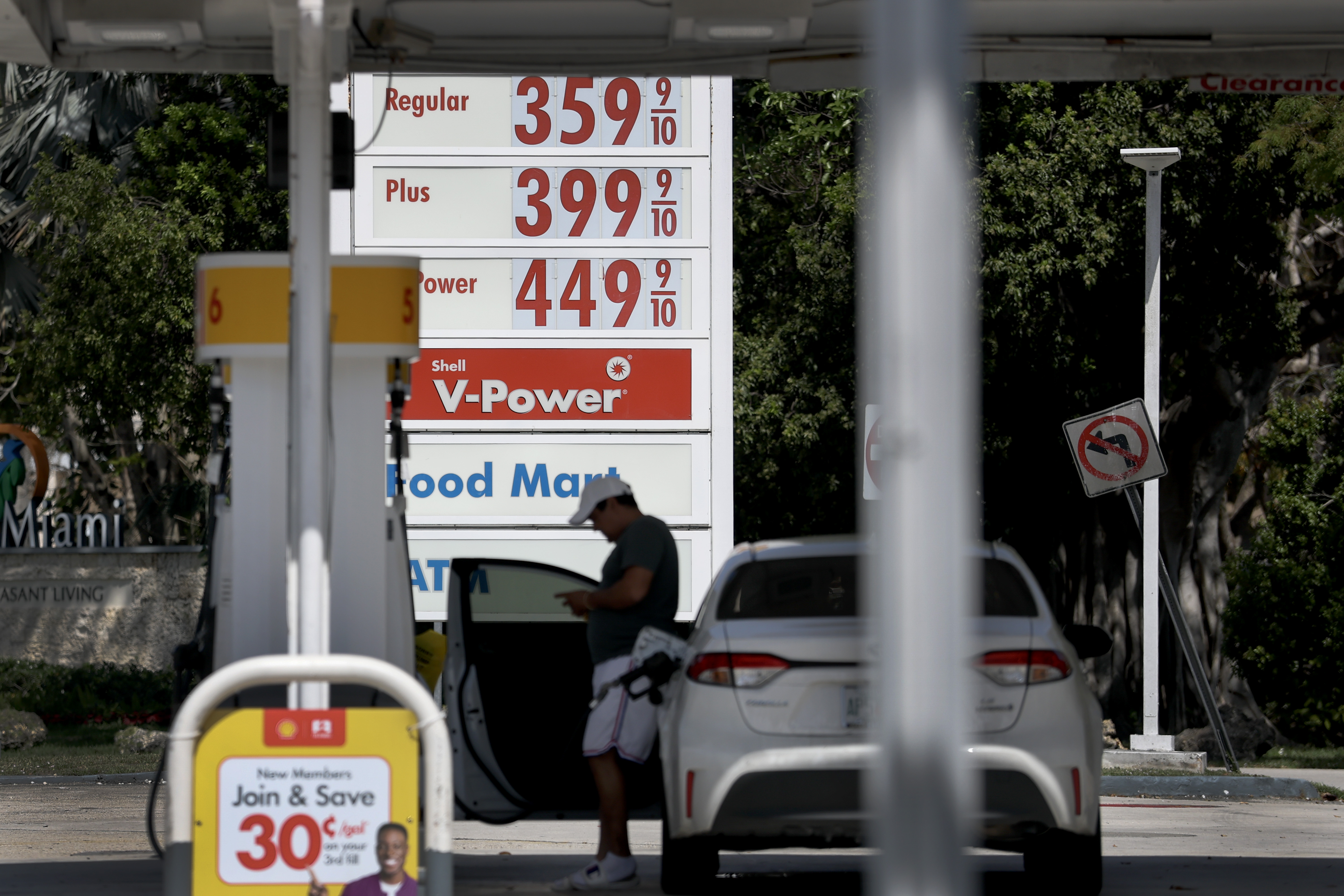 Конфликт в Иране бьет по карману американцев: нефть дорожает, растут цены на топливо