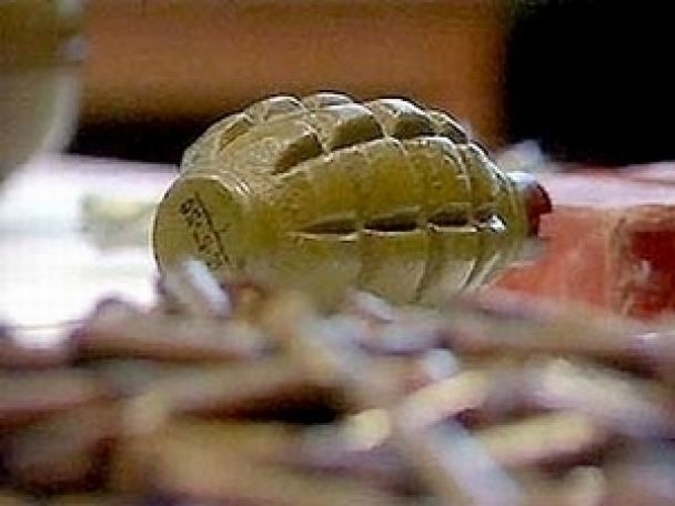Іноземець з гранатою погрожує перехожим