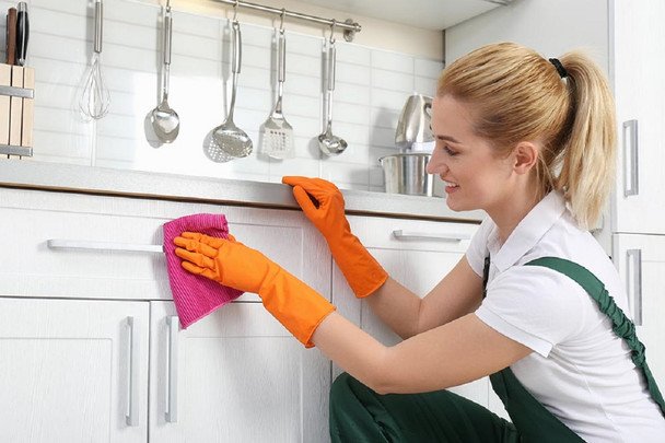 MDF i plastik bez tłustych plam. Skuteczne i delikatne metody czyszczenia frontów kuchennych