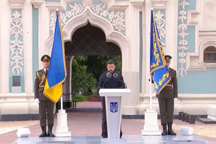 «Ukraina jest i będzie na ziemi». Zełenski w symbolicznym miejscu powitał obywateli z Dniem Konstytucji