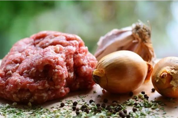Sekret idealnych kotlet: po co dodaje się cebulę i chleb do mięsa