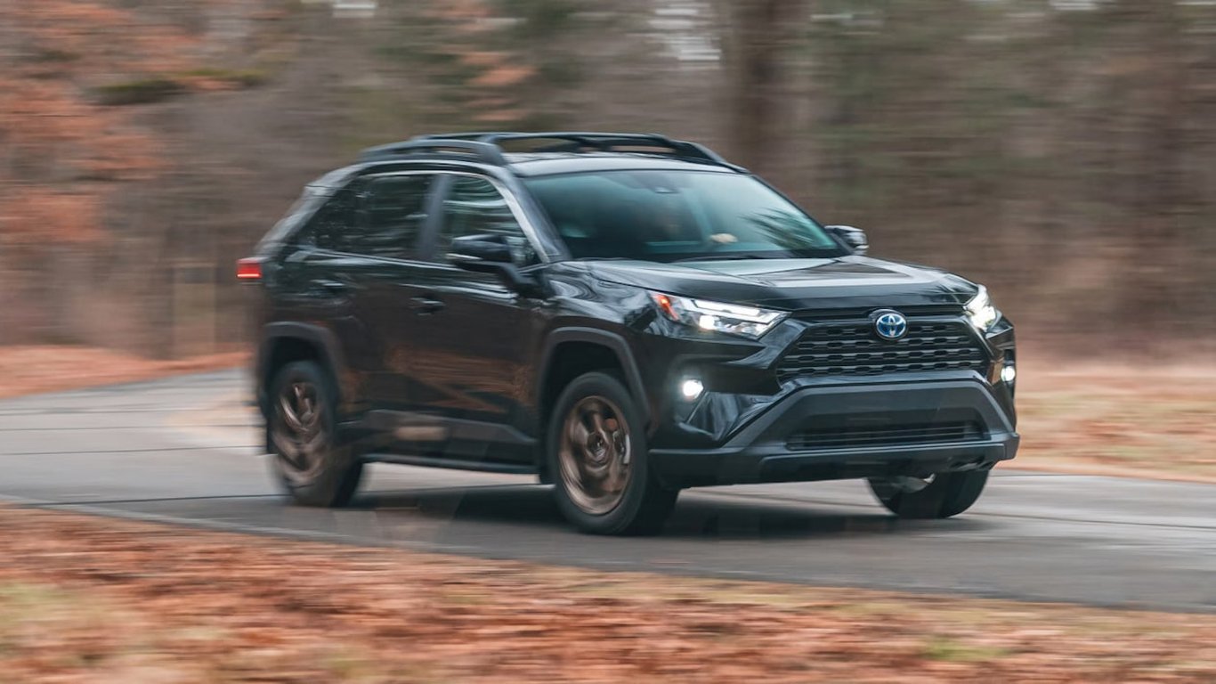 Toyota RAV4 в дилерском центре