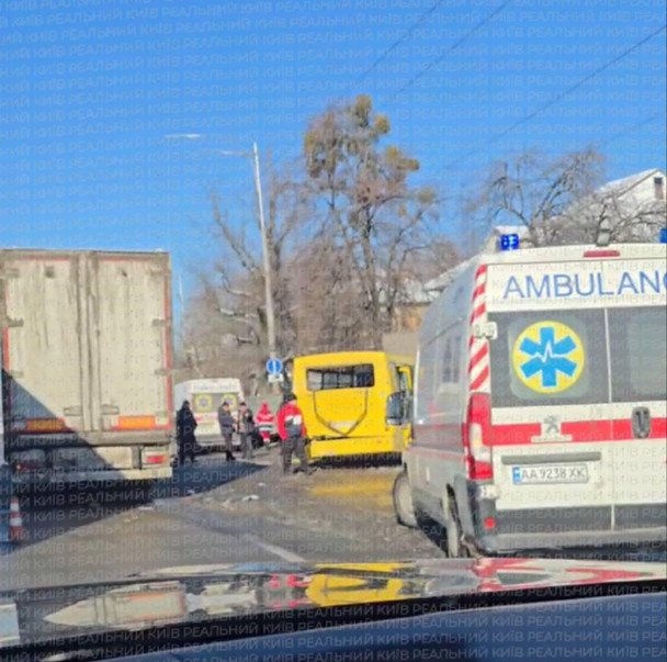 Столкновение маршрутки с грузовиком в Киеве: есть пострадавшие