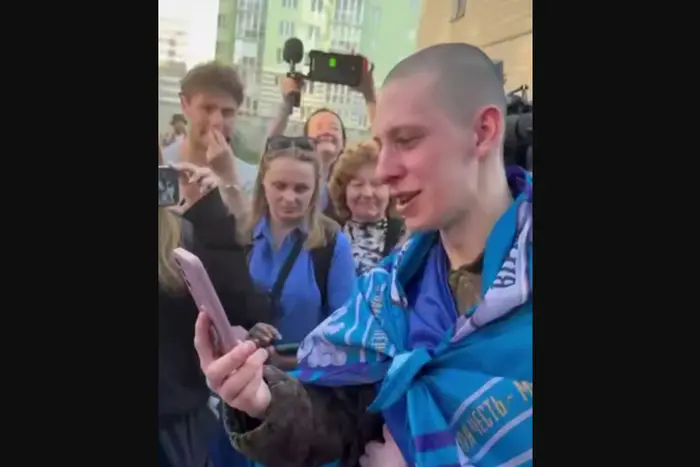 Ponad trzy lata oczekiwania: obrońca zadzwonił do ukochanej po uwolnieniu z niewoli