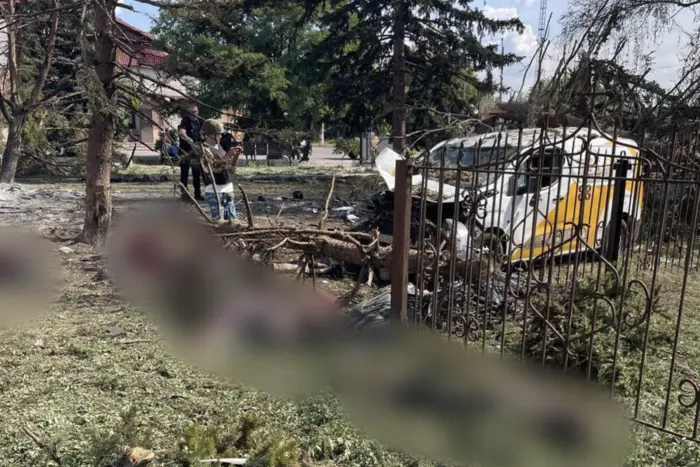 Россияне ударили по очереди за пенсиями: в Донецкой области погибли более 20 человек