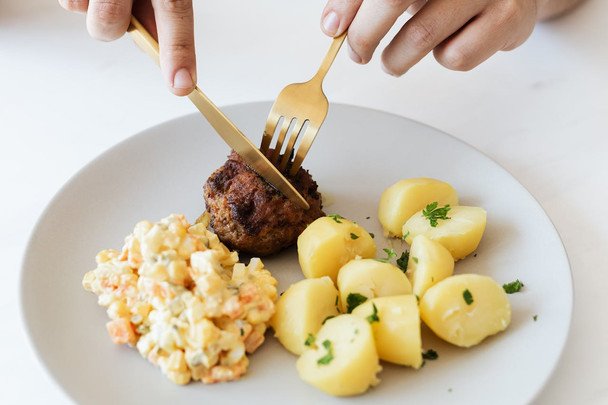 Soczyste i lekkie kotlety z cukinią dla dzieci: przepis i wskazówki