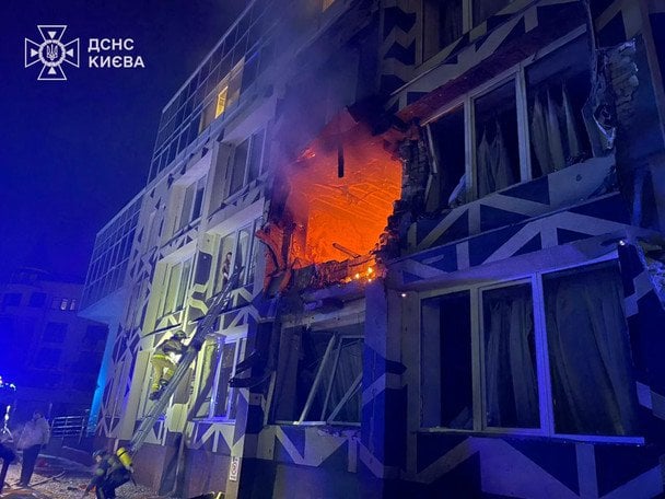 Разрушение больницы после удара дроном