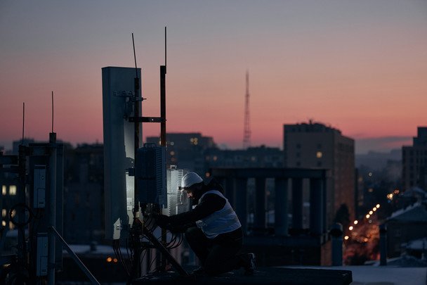 Более 6 тысяч генераторов для сети: как Киевстар обеспечивает связь при отключениях электричества