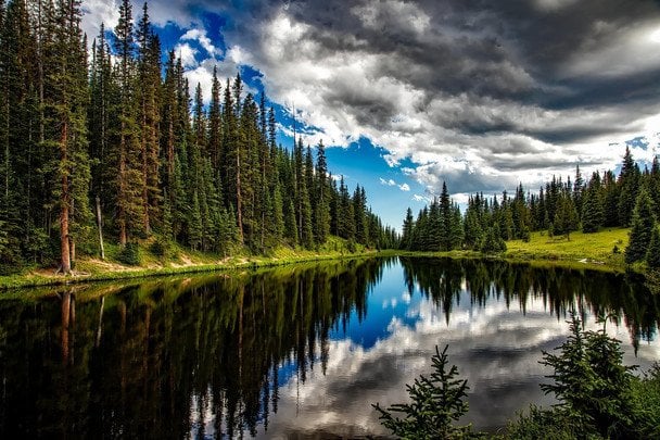 В Канаде внезапно исчезло целое озеро: вода преодолела 10 км по суше