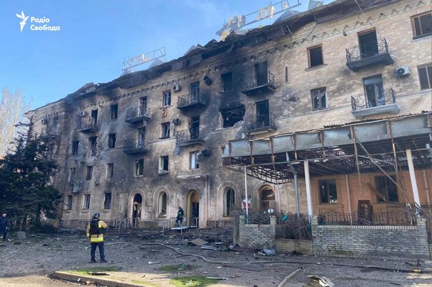 Пошкоджений готель після атаки