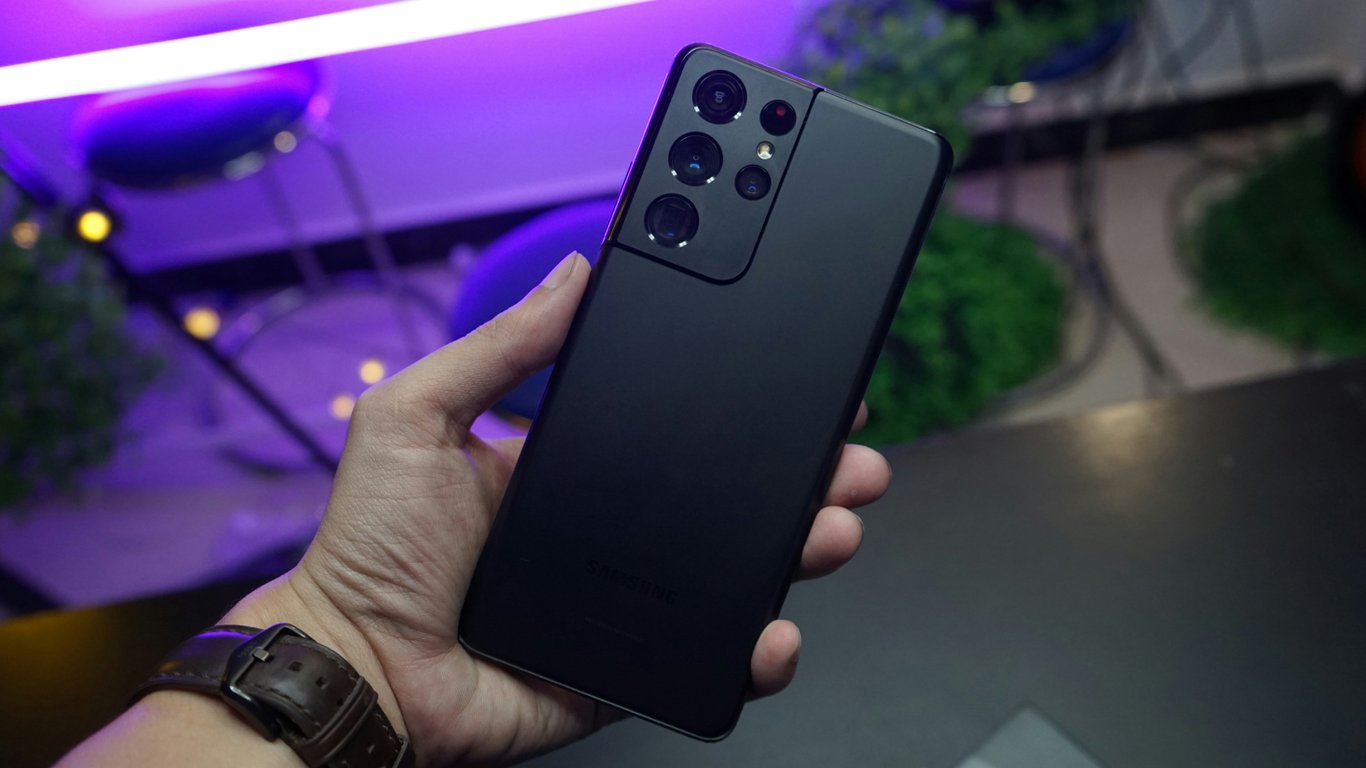 Поддержка Galaxy S21 завершена: что ждет владельцев флагманов 2021 года