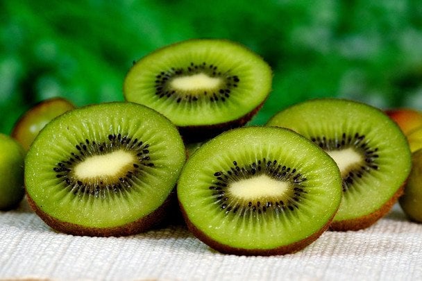 Kiwi przed snem: jak owoc wpływa na jakość snu i odporność