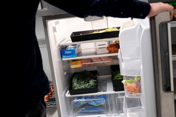 Jabłka, awokado, orzechy: jakie produkty należy przechowywać w lodówce